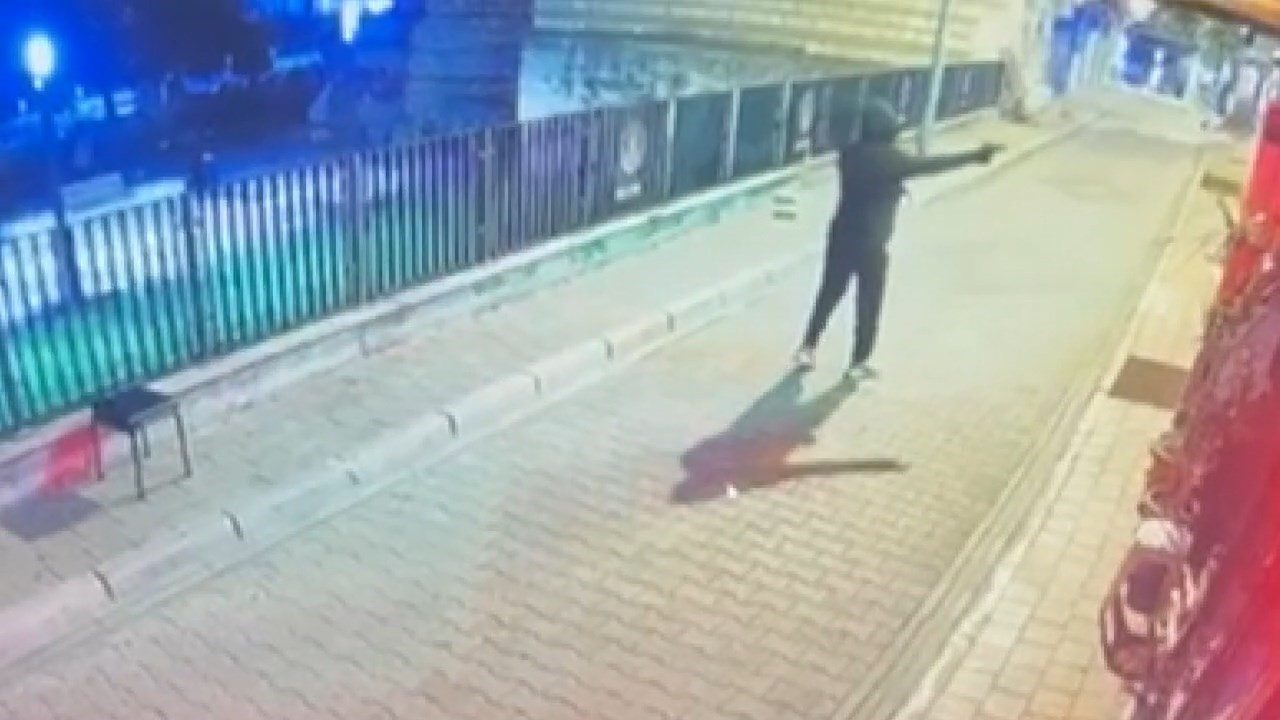 İstanbul Fatih’te yüzünü kapatarak kamufle olan saldırgan, iş yerine kurşun