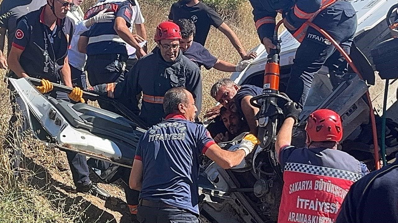 Sakarya’nın Pamukova ilçesinde freni boşalan şeftali yüklü kamyon, önünde seyreden