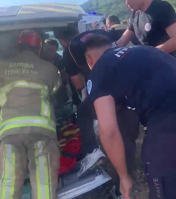 Bursa’da işçi servisi ile otomobilin kafa kafaya çarpıştığı kazada ilk