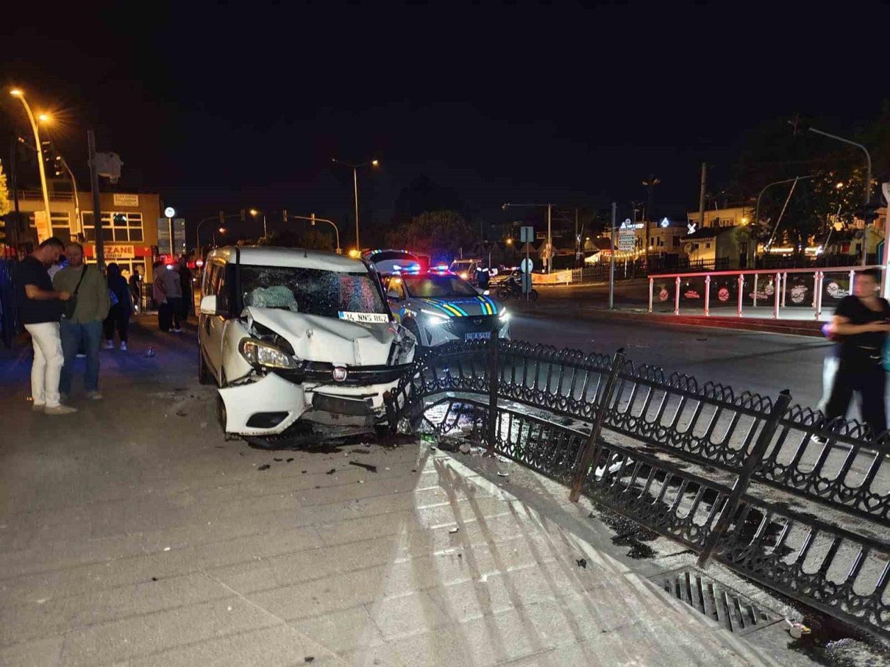 Sakarya’nın Adapazarı ilçesinde 1 hafif ticari araç ile 2 motosikletin
