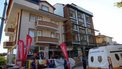 Kocaeli’nin Derince ilçesinde bir inşaatın iskelesinden beton zemine düşen işçi