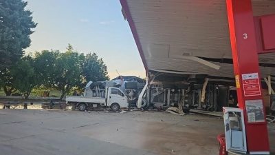 Bursa’nın İznik ilçesinde kömür yüklü tır akaryakıt istasyonuna daldı. Kazada