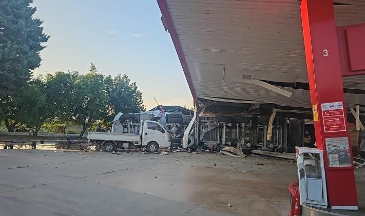 Bursa’nın İznik ilçesinde kömür yüklü tır akaryakıt istasyonuna daldı. Kazada