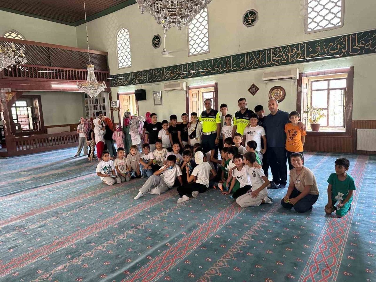 Bilecik İl Jandarma Komutanlığı ekipleri 61 öğrenciye trafik eğitimi verdi.