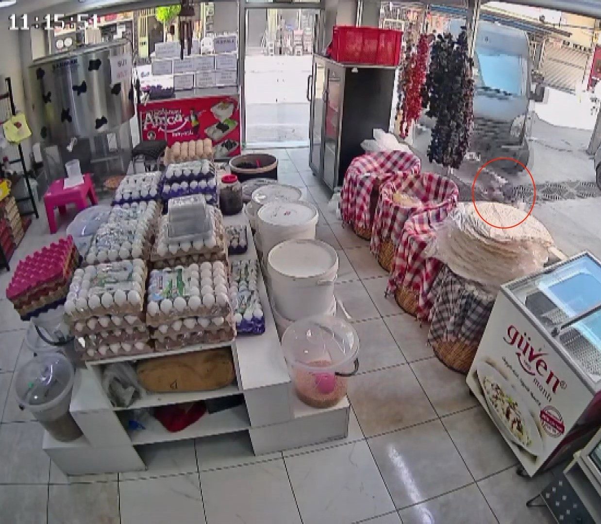 Bursa’nın Osmangazi ilçesinde ara sokağa dönüş yapan UPS kargo şirketine