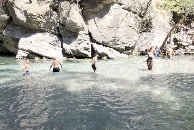 Balıkesir’in Edremit ilçesi Altınoluk Mahallesi’ndeki yangın Çanakkale yönüne doğru büyüyerek