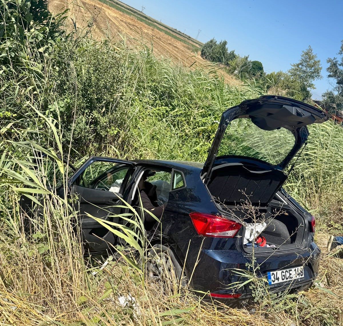 Bursa’nın Karacabey ilçesinde kontrolden çıkarak sulama kanalına düşen otomobildeki 6