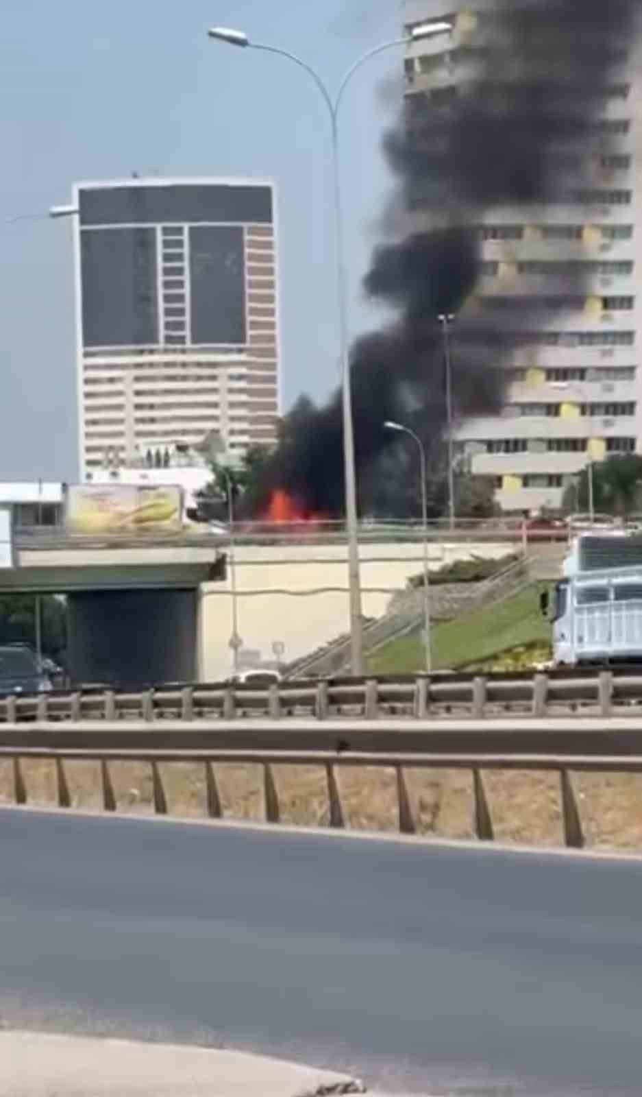 Kartal’da seyir halindeki bir araç henüz bilinmeyen bir nedenle yanarak