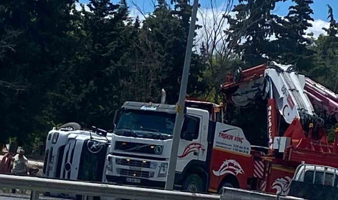 Kırklareli’nde kontrolden çıkan tırın bariyerlere çarparak devrilmesi sonucu meydana gelen