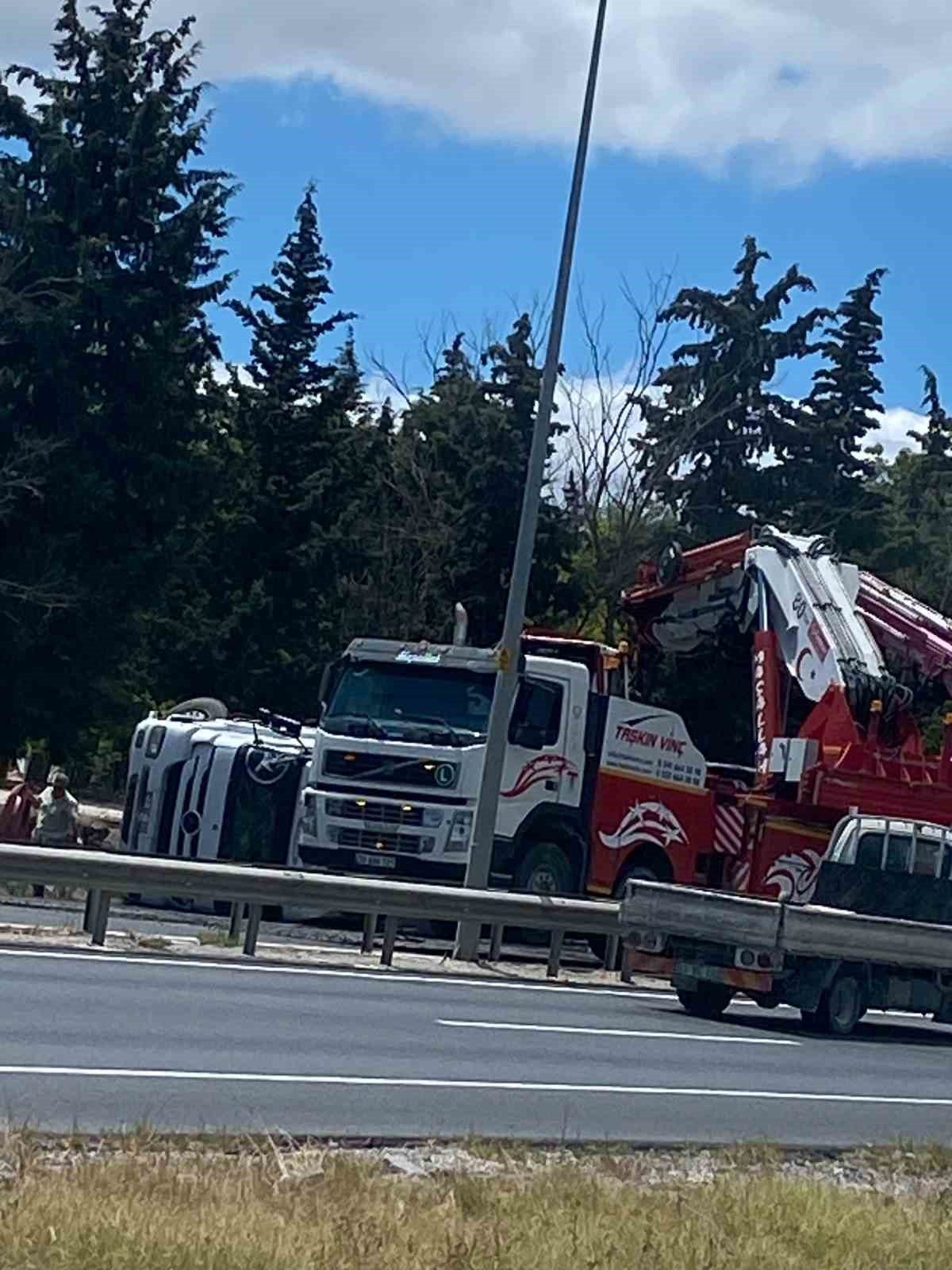 Kırklareli’nde kontrolden çıkan tırın bariyerlere çarparak devrilmesi sonucu meydana gelen