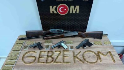 Kocaeli’nin Darıca ilçesinde düzenlenen operasyonda 2 ruhsatsız tabanca, 2 ruhsatsız