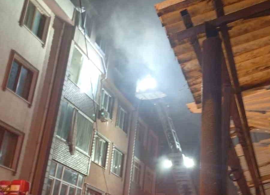 Küçükçekmece’de 4 katlı bir binanın çatı katında çıkan yangında 1