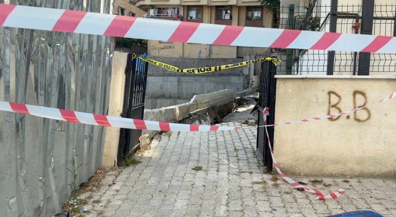 Küçükçekmece’de bir inşaatın temel kazısı sırasında yan tarafta bulunan binanın