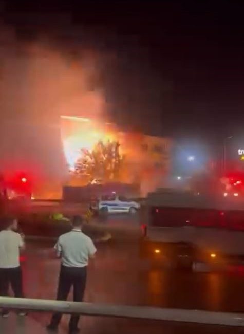 Küçükçemece’de elektrik trafosu bomba gibi patladı. Trafonun yanma anı cep