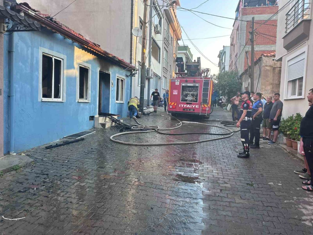 Çanakkale’nin Ayvacık ilçesinde bir evde çıkan yangın güçlükle söndürüldü. Yangında