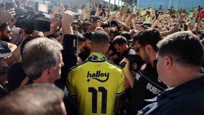 Fenerbahçe’nin yeni transferi İngiliz futbolcu Mason Greenwood, İstanbul’a geldi. Havalimanında