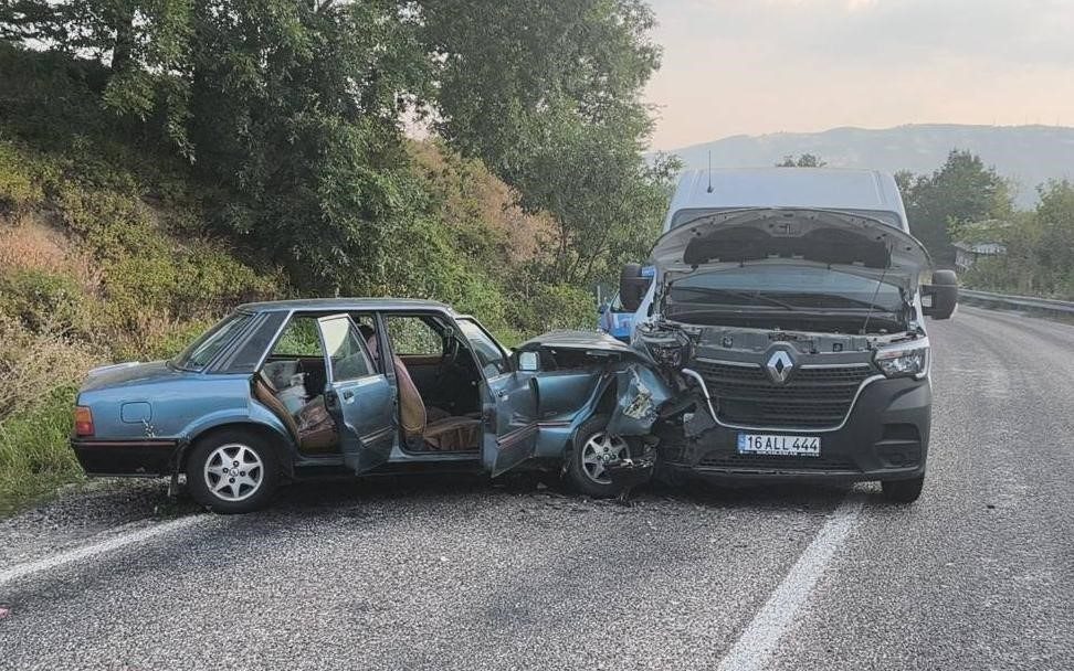 Bursa’nın İnegöl ilçesinde meydana gelen kazada minibüs ile otomobil çarpıştı: