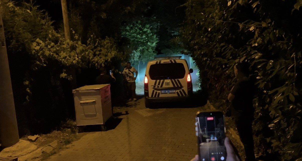 Kocaeli’nin Kartepe ilçesinde misafir olarak bulunduğu villada ev sahipleriyle tartışan