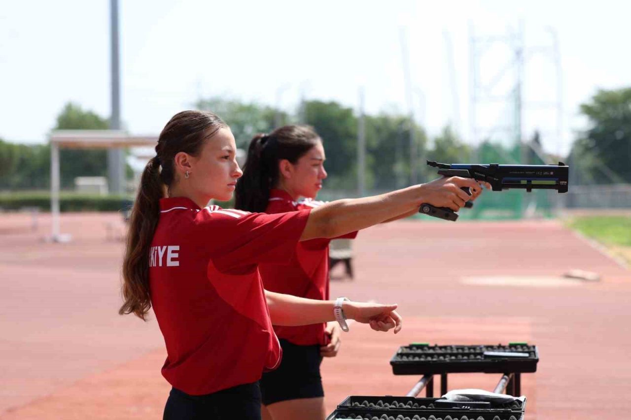 Osmangazi Belediyesporlu milli sporcular Tuana Özgür ile Elif Ecem Öztürk,