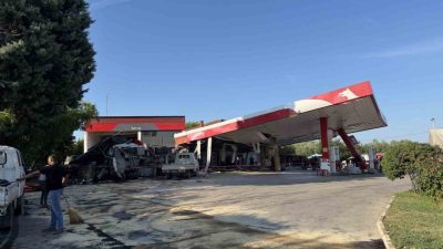 Bursa’nın İznik ilçesinde sürücüsünün kontrolünden çıkan kömür yüklü tır akaryakıt