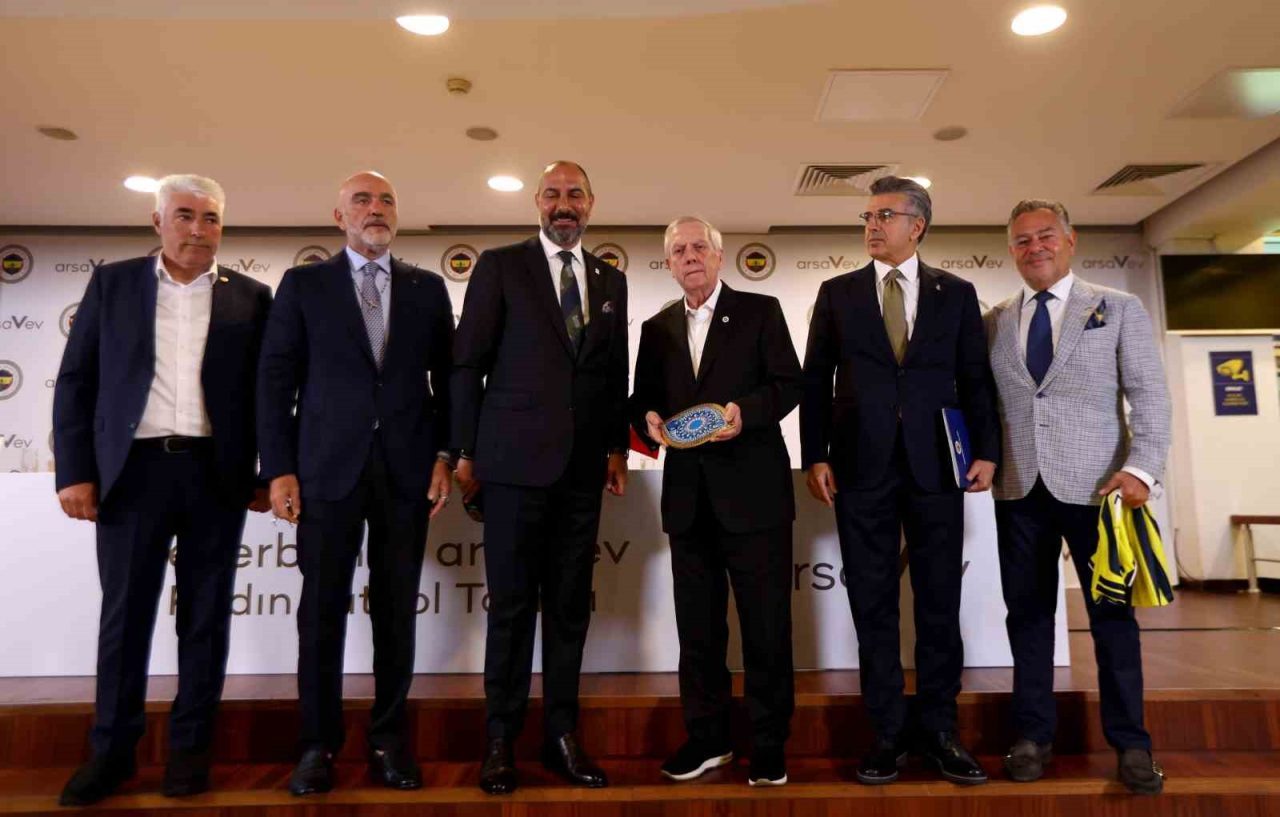 Fenerbahçe Yönetim Kurulu Üyesi Önder Fırat, Fenerbahçe Kadın Futbol Takımı’nın