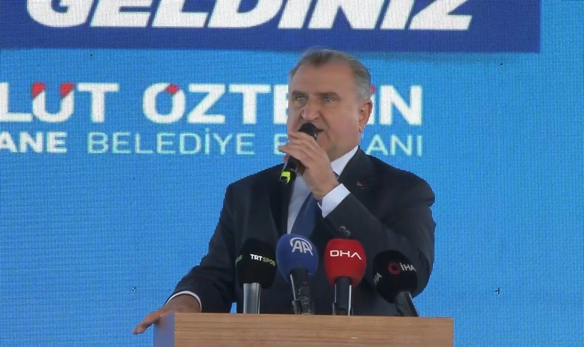 Kağıthane’de düzenlenen Yaz Spor Okulları Şöleni’ne katılan Gençlik ve Spor