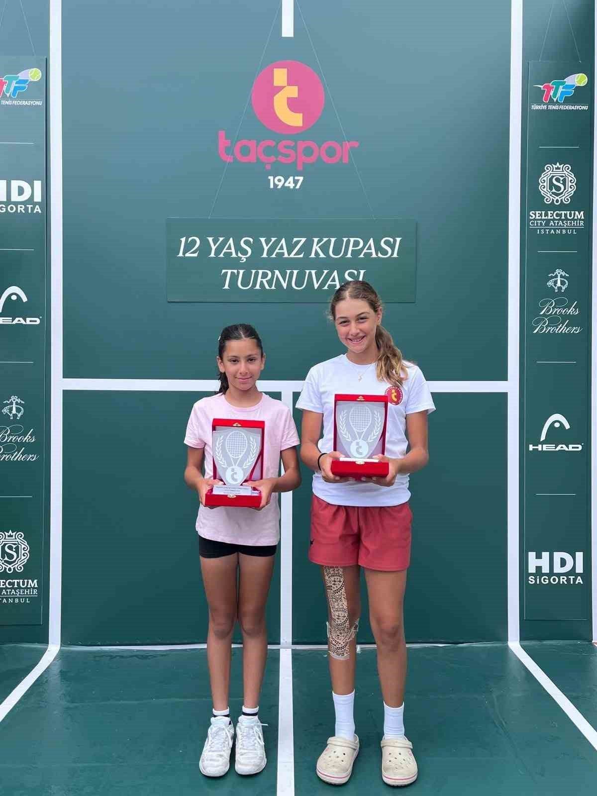 Osmangazi Belediyespor Tenis Takımı sporcusu Azra Özyardımcı, İstanbul’da düzenlenen 12