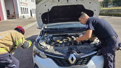 Bursa’da özel bir otomobilin motor kısmına girip sıkışan kediyi itfaiye