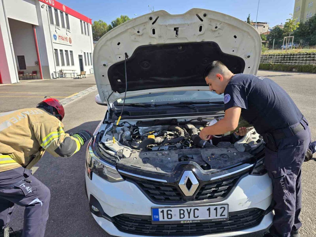 Bursa’da özel bir otomobilin motor kısmına girip sıkışan kediyi itfaiye