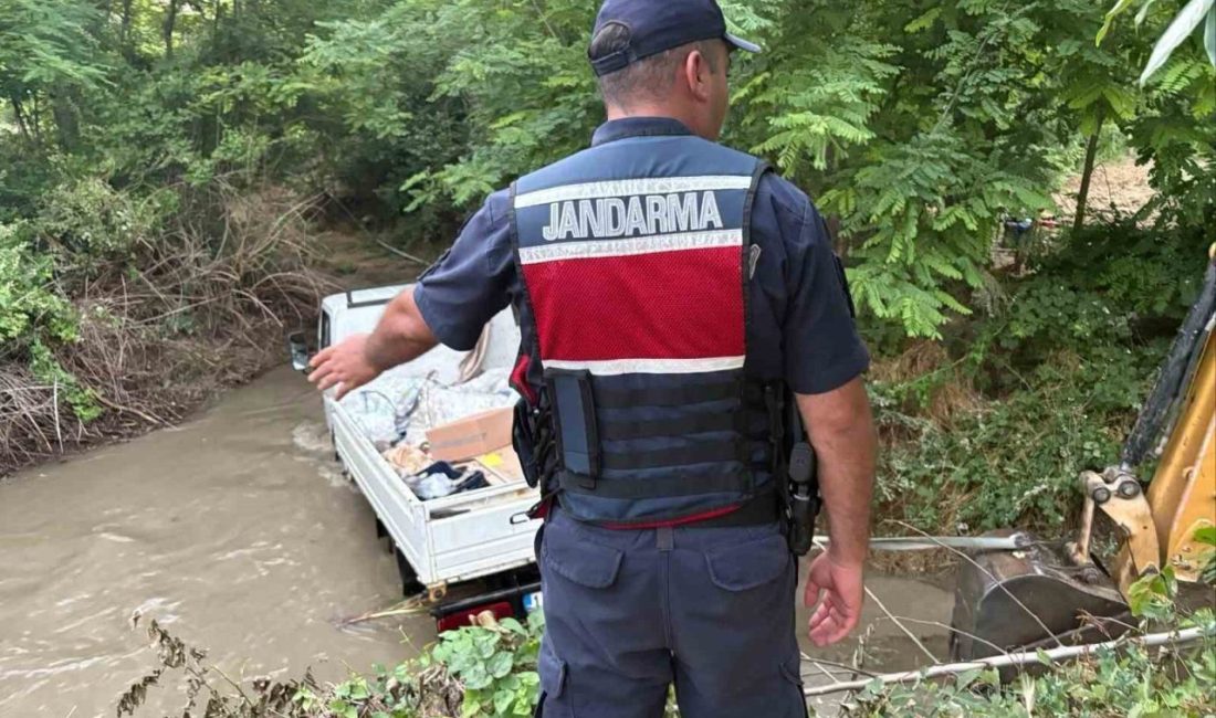 Bilecik’te patlayan boru nedeniyle kamyonet dere içinde mahsur kaldı. Olay,