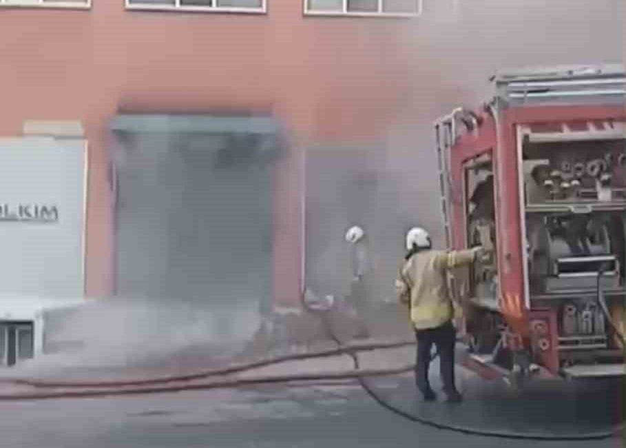 Pendik’te 7 katlı bir binanın giriş katındaki dükkanda çıkan yangın,