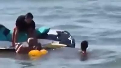 İstanbul Silivri’de denizde boğulma tehlikesi geçiren bir kişi cankurtaranlar tarafından