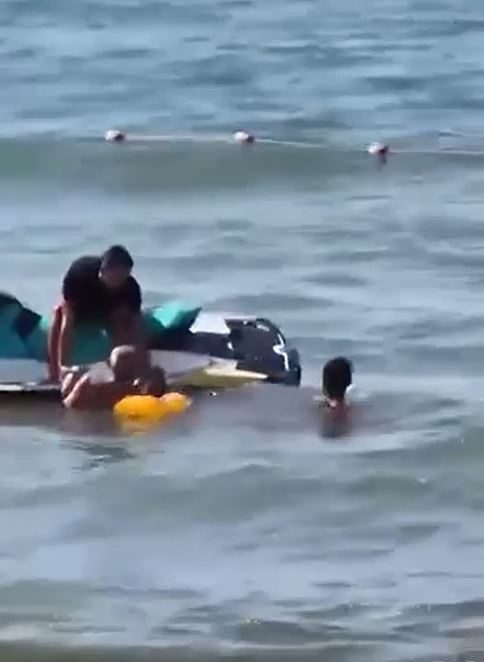 İstanbul Silivri’de denizde boğulma tehlikesi geçiren bir kişi cankurtaranlar tarafından