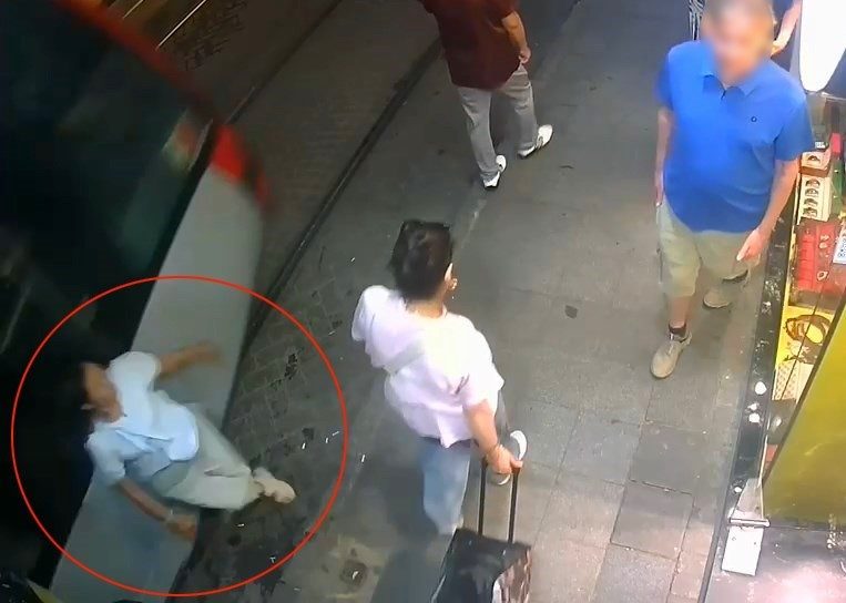 İstanbul Fatih’te tramvay, cadde üzerinde yürüyen bir kadına çarptı. Kaza