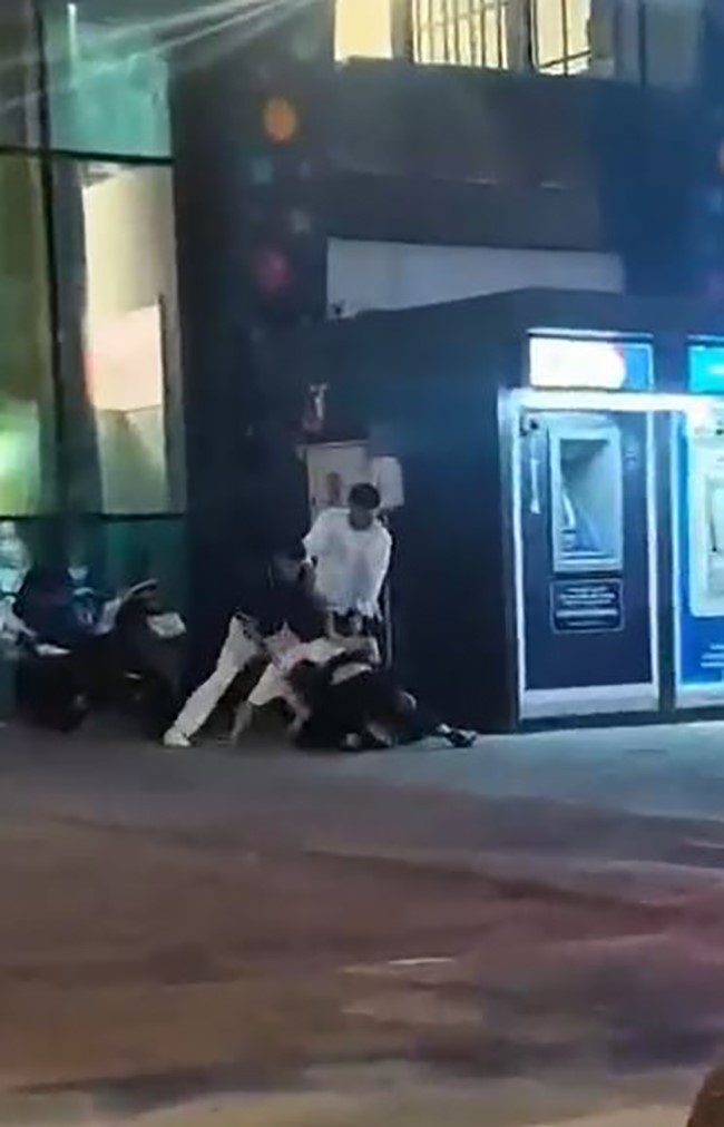 Arnavutköy’de çıkan kavgada bir kişi, tartıştığı grup tarafından yere yatırılarak