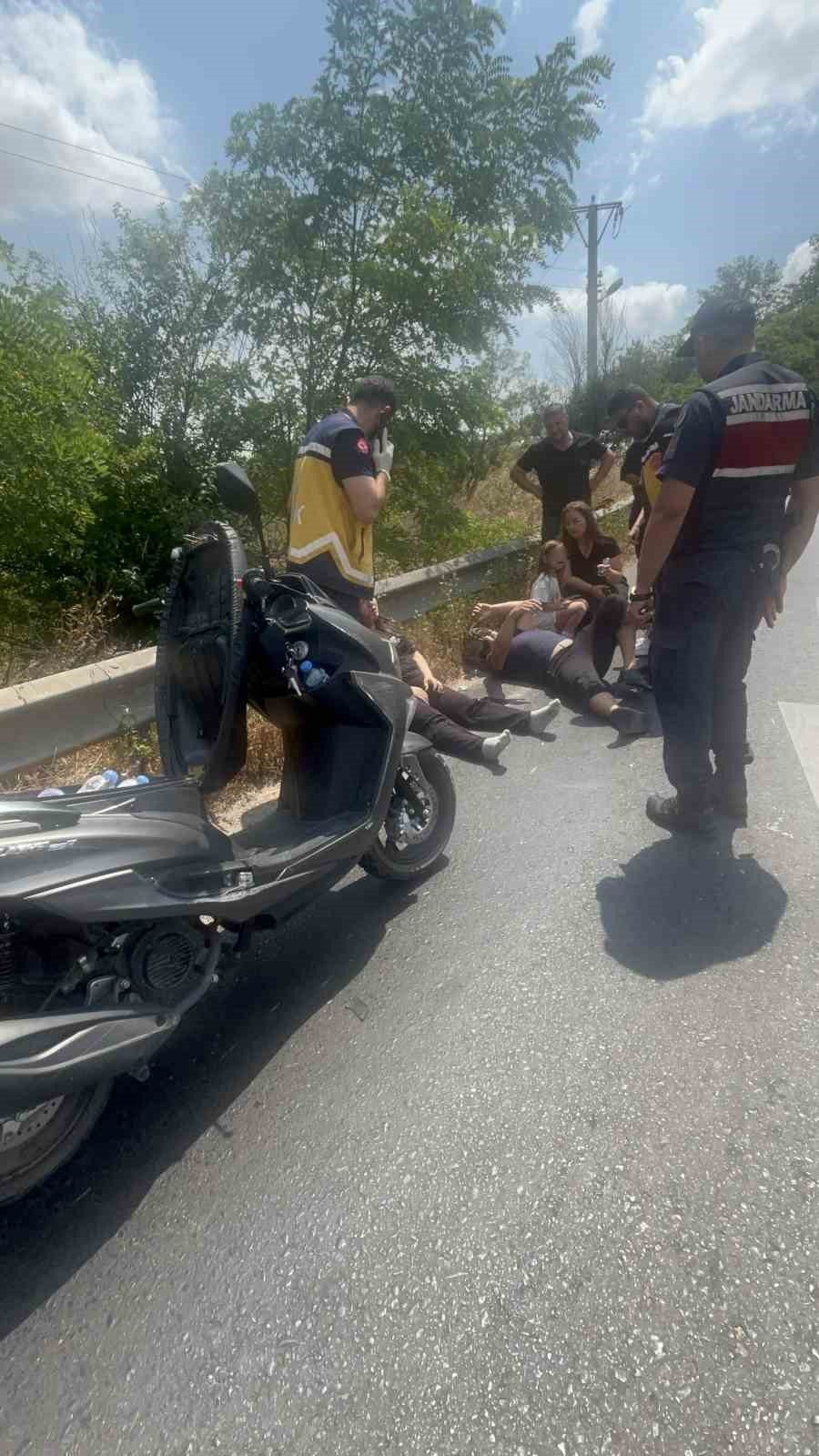 Tekirdağ’da kontrolden çıkarak devrilen motosikletteki 1’i çocuk 3 kişi yaralandı.