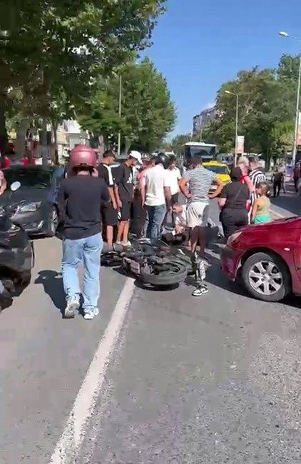 Tekirdağ Çorlu’da bir otomobil dönüş yaparken motosiklet ile çarpıştı. Kaza