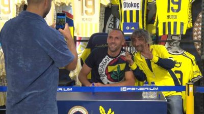 Fenerbahçe’nin Kosovalı golcüsü Vedat Muriqi, Kadıköy’de Fenerium mağazasında düzenlenen imza