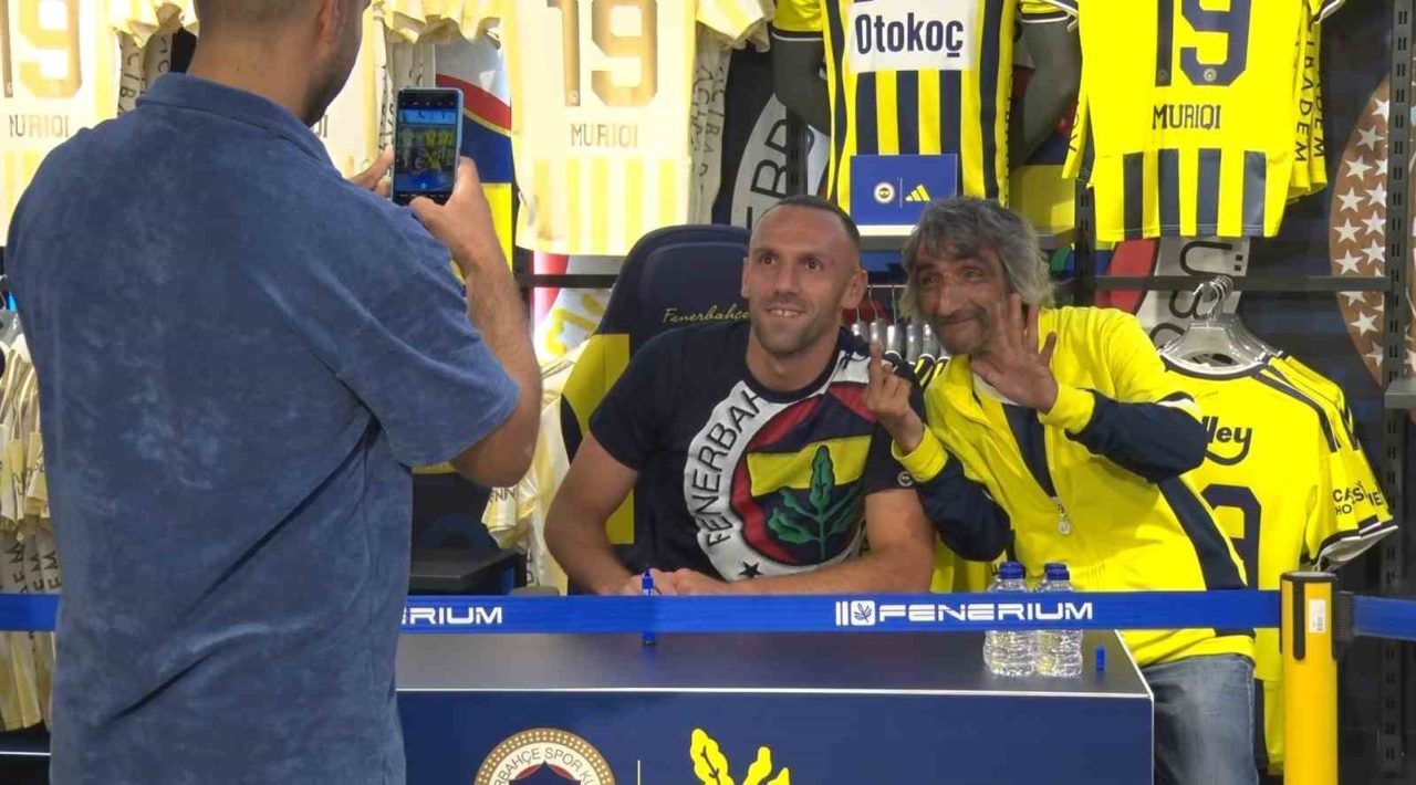 Fenerbahçe’nin Kosovalı golcüsü Vedat Muriqi, Kadıköy’de Fenerium mağazasında düzenlenen imza