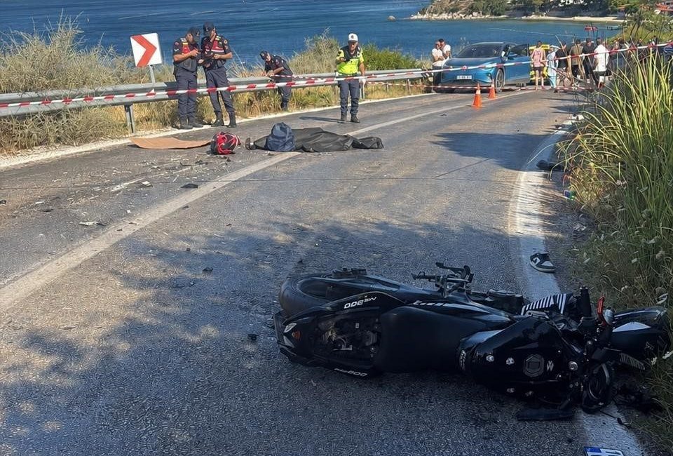 Balıkesir’in Erdek ilçesinde motosikletin vidanjöre çarpması sonucu meydana gelen trafik