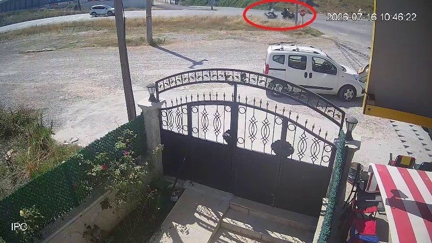 Yalova’nın Çınarcık ilçesinde iki motosikletin çarpıştığı kaza kameraya anbean yansıdı.