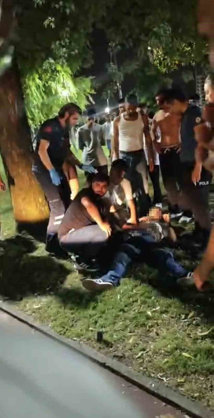 Bursa’da iddiaya göre parkta ‘Yan bakma’ meselesinden kavga çıktı. Çıkan