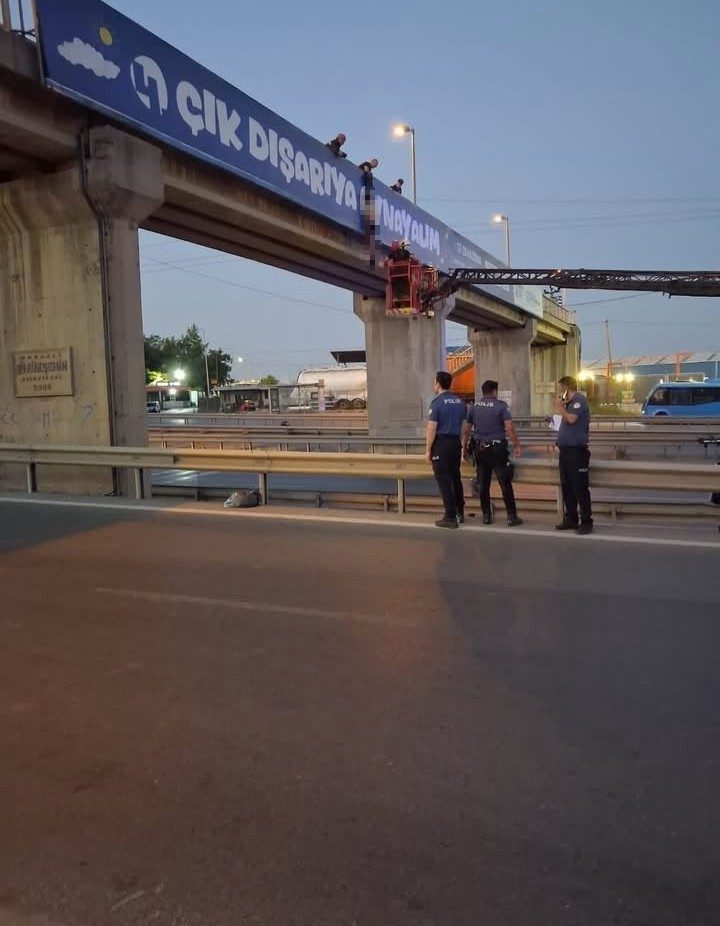 Kocaeli’nin Gebze ilçesinde bir şahıs, üst geçitte yarı çıplak halde