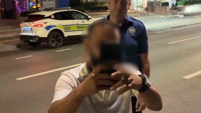 Bursa’da alkol denetimine takılan sürücü, görevini yapan basın mensubunu görünce