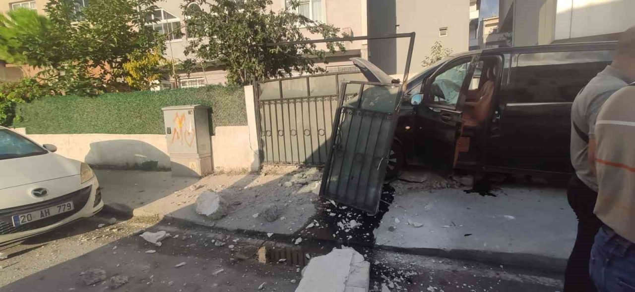 Arnavutköy’de sürücüsünün kontrolünden çıktığı iddia edilen VIP taşımacılık yapan minibüs,