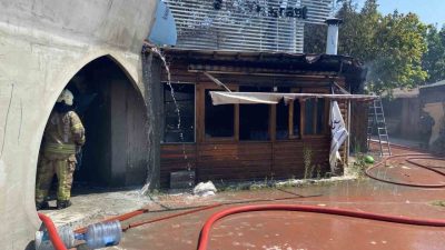 İstanbul’un Bakırköy ilçesinde, tadilattaki bir kafenin çatısında yangın çıktı. Alevler