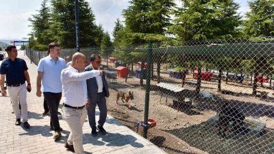 Altıeylül Belediye Başkanı Hakan Şehirli, başkan yardımcılarıyla birlikte Altıeylül Belediyesi