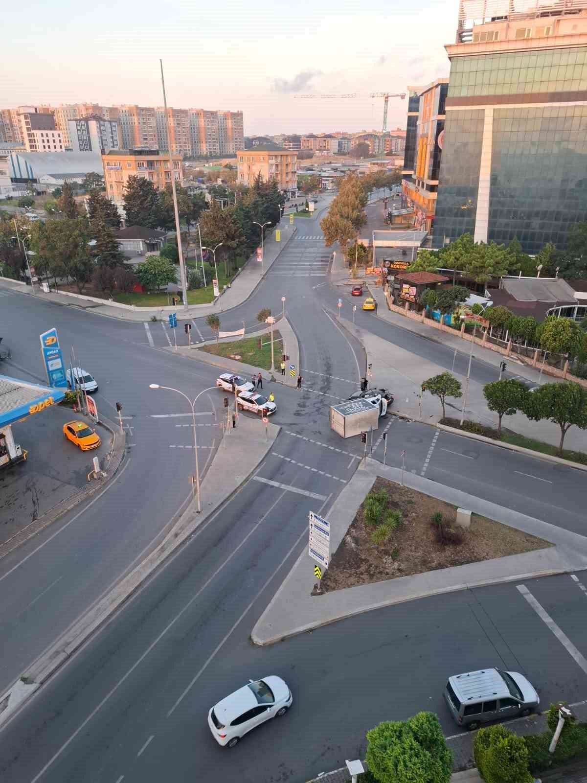 Beylikdüzü’nde kırmızı ışık ihlali yapan otomobil sürücüsü kazaya neden oldu.