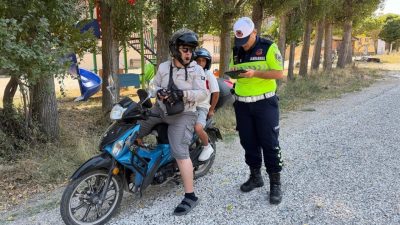 Bilecik’in Bozüyük ilçesinde motosiklet sürücülerine güvenli sürüş eğitimi verildi. Bozüyük