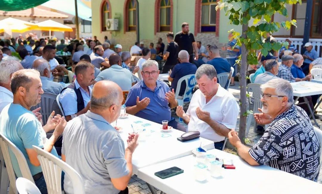 Burhaniye ilçesinde, Börezli Mahallesinde düzenlenen hatim töreni yüzlerce vatandaşı buluşturdu.